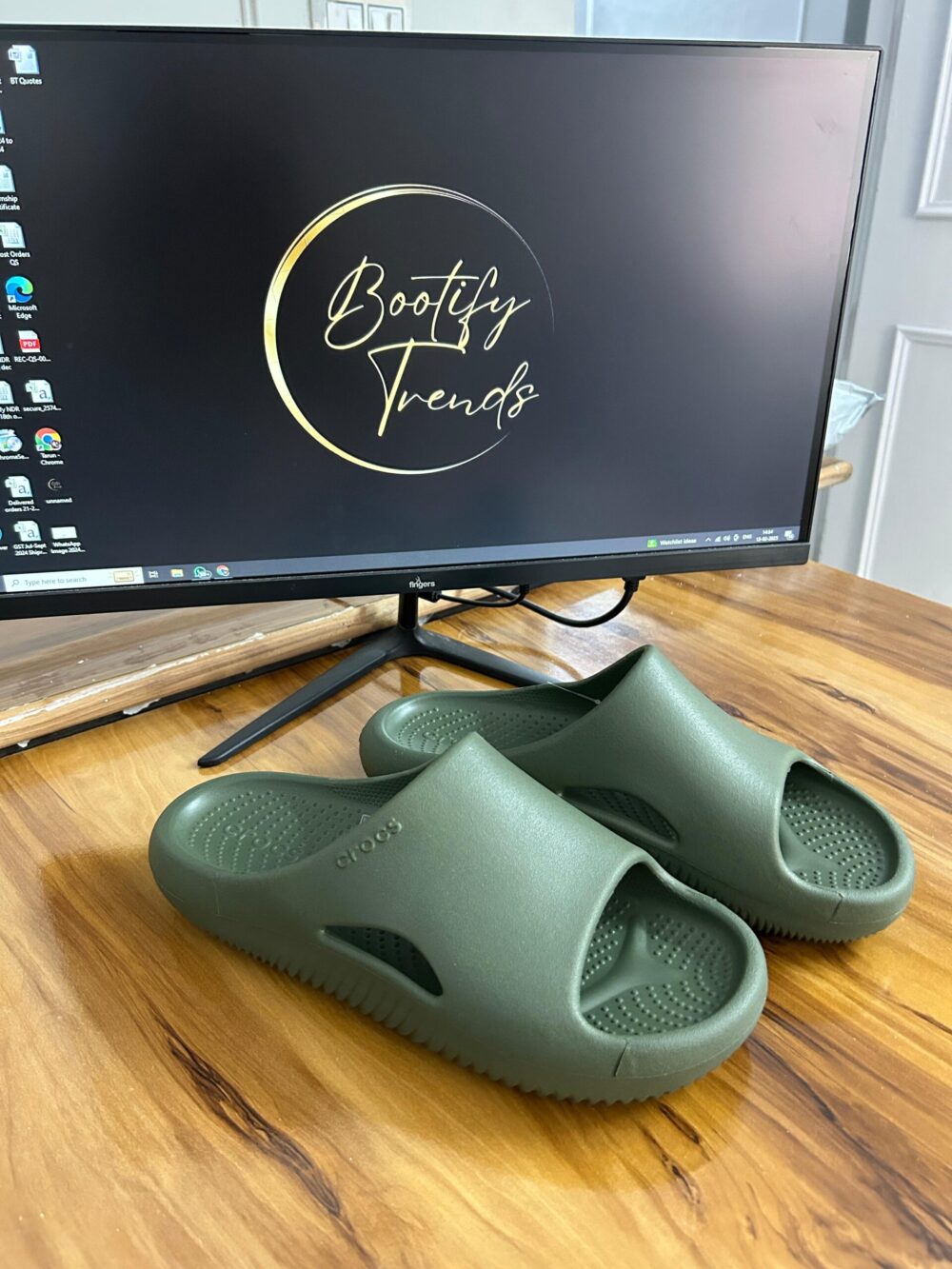 Crocs Mellow Slides (Army Green)