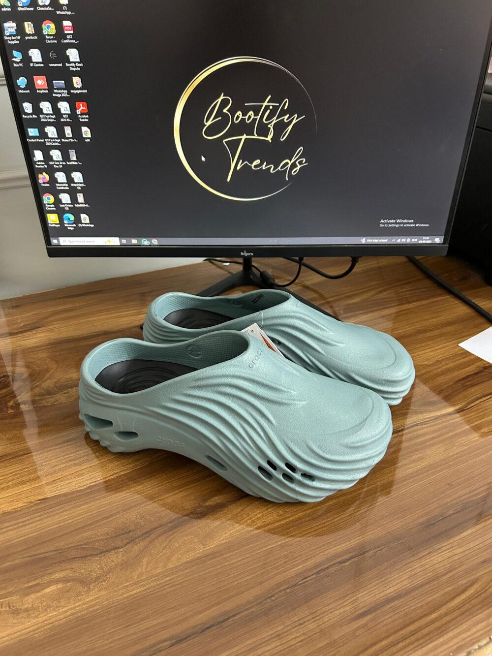 Crocs Echo Wave Clogs (Pond)