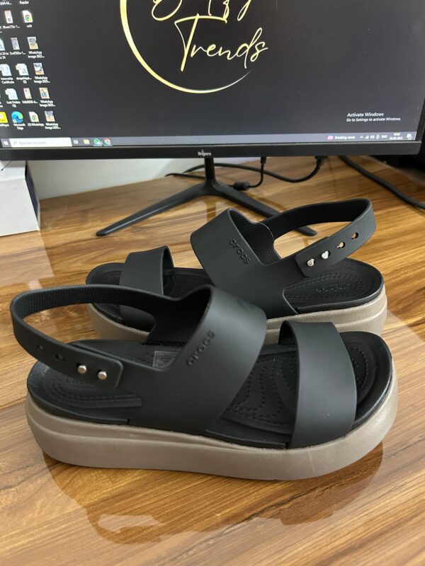 Crocs Brooklyn 4U Low Sandal (Black/Brown) - Image 2