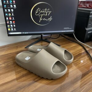 Adidas Yeezy Slides (Brown)