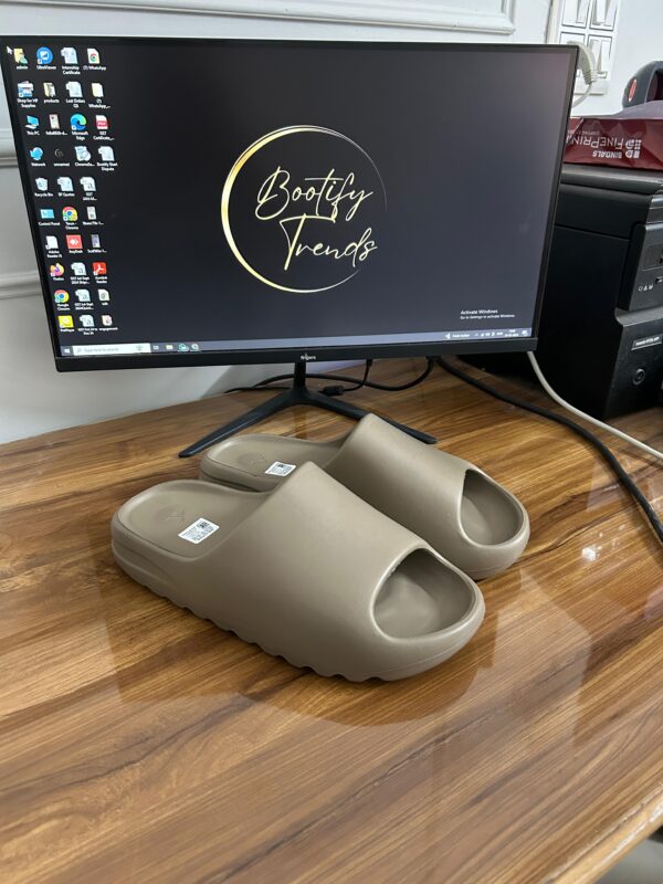 Adidas Yeezy Slides (Brown)