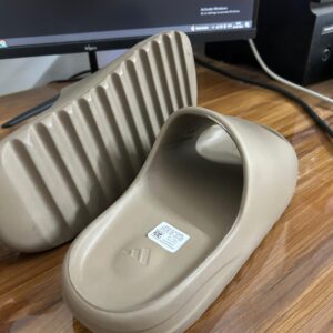 Adidas Yeezy Slides (Brown)