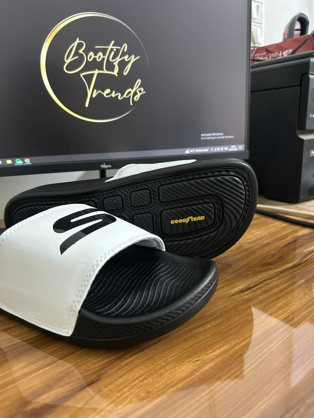 Skechers Hyper Burst Recovery Logo Slide (Black/White) - Image 2