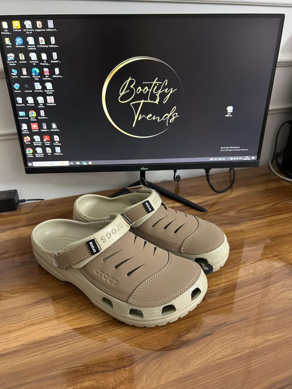 Crocs Yukon Clogs (Beige)