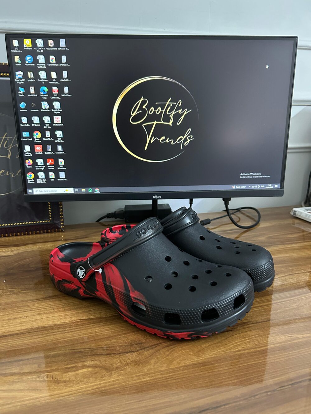 Crocs Classic Clogs (Black/Red)