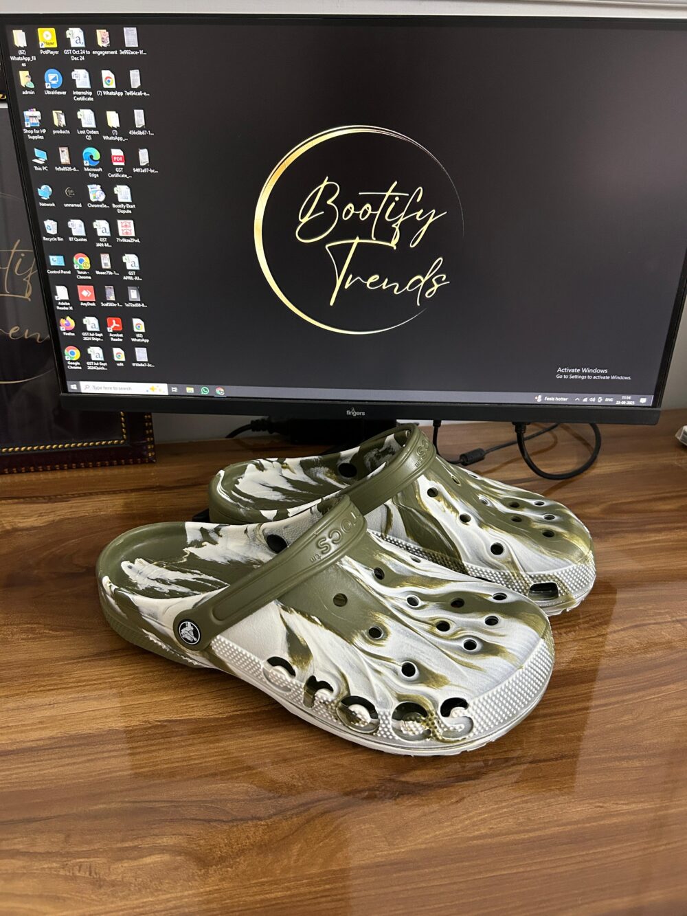 Crocs Baya Clogs (Army/White)