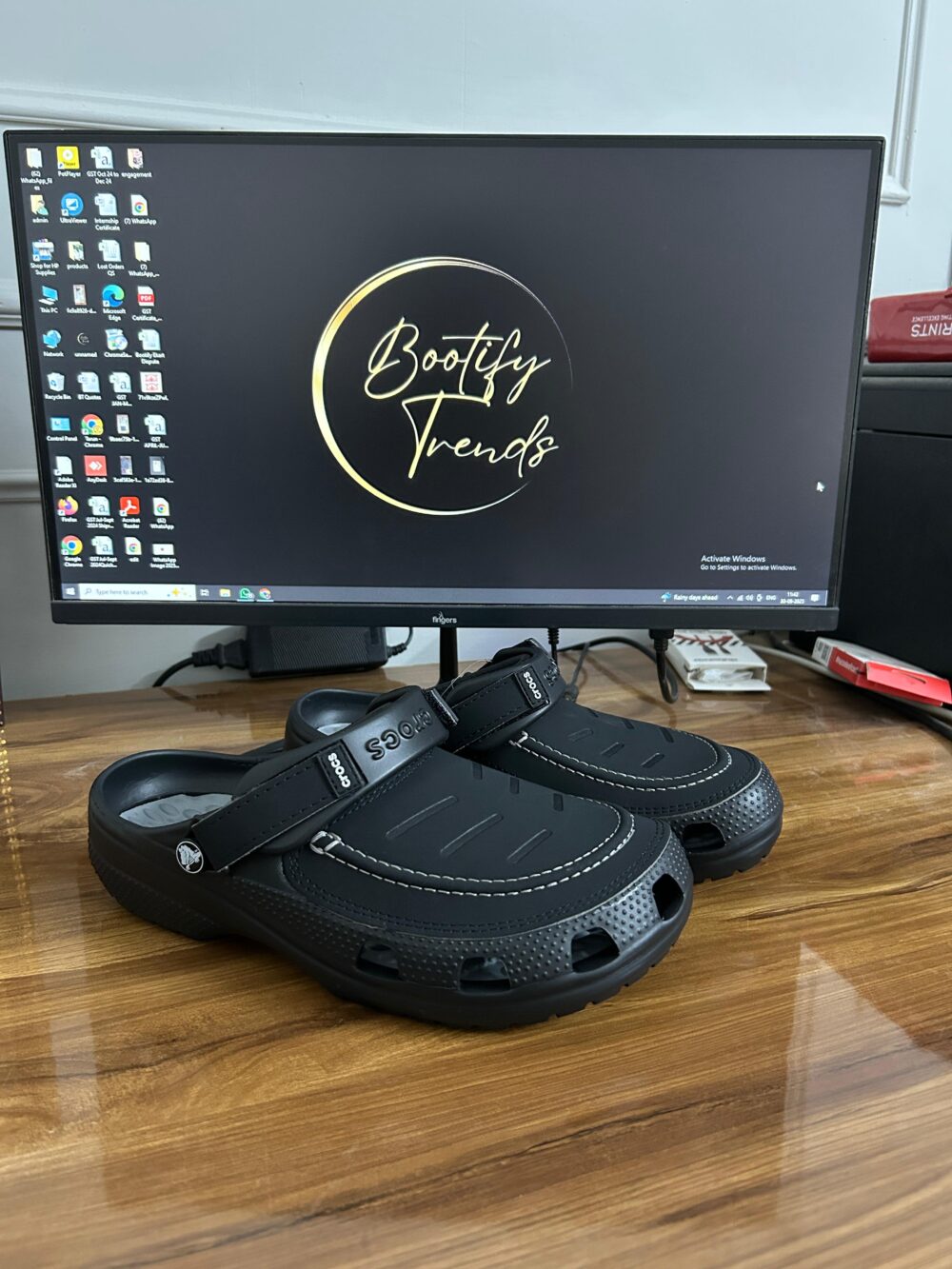 Crocs Yukon Clogs (Black)